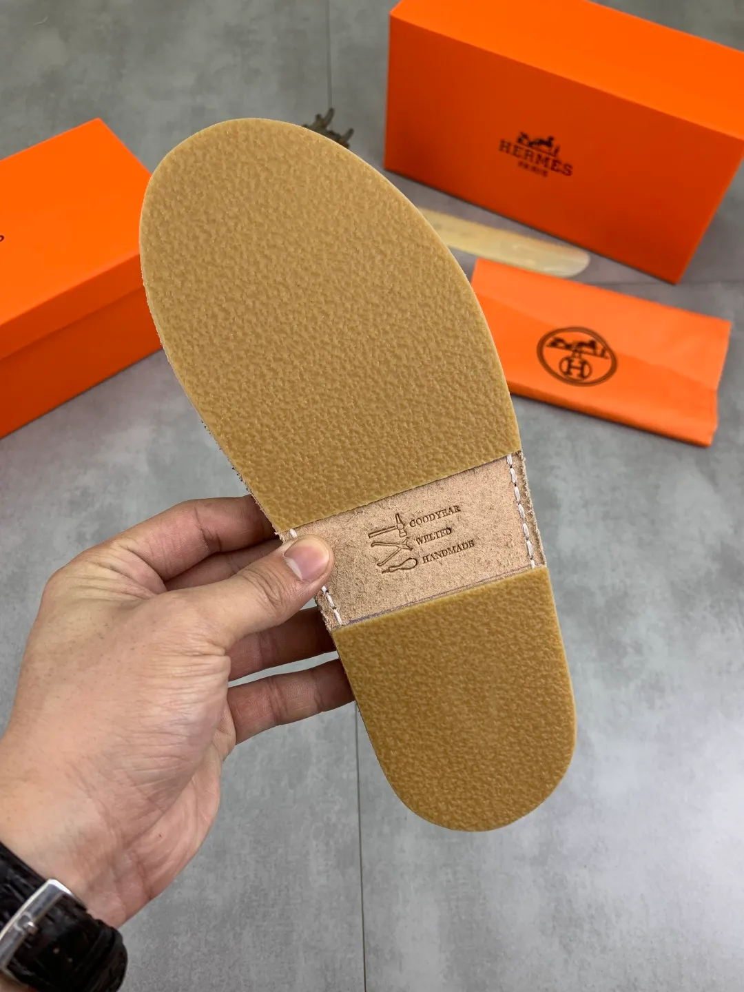 Men's men's shoes 💰P360 new model (genuine leather outsole series) new colors are coming simultaneously on the official website [HERMES] Hermès series: original development, original anatomy display, exclusive outsole [Material] Sole: original genuine leather sole with cow essence film 🌸. Fabric Original calfskin Lining: Imported cowhide, delicate and soft Code number: 38-44